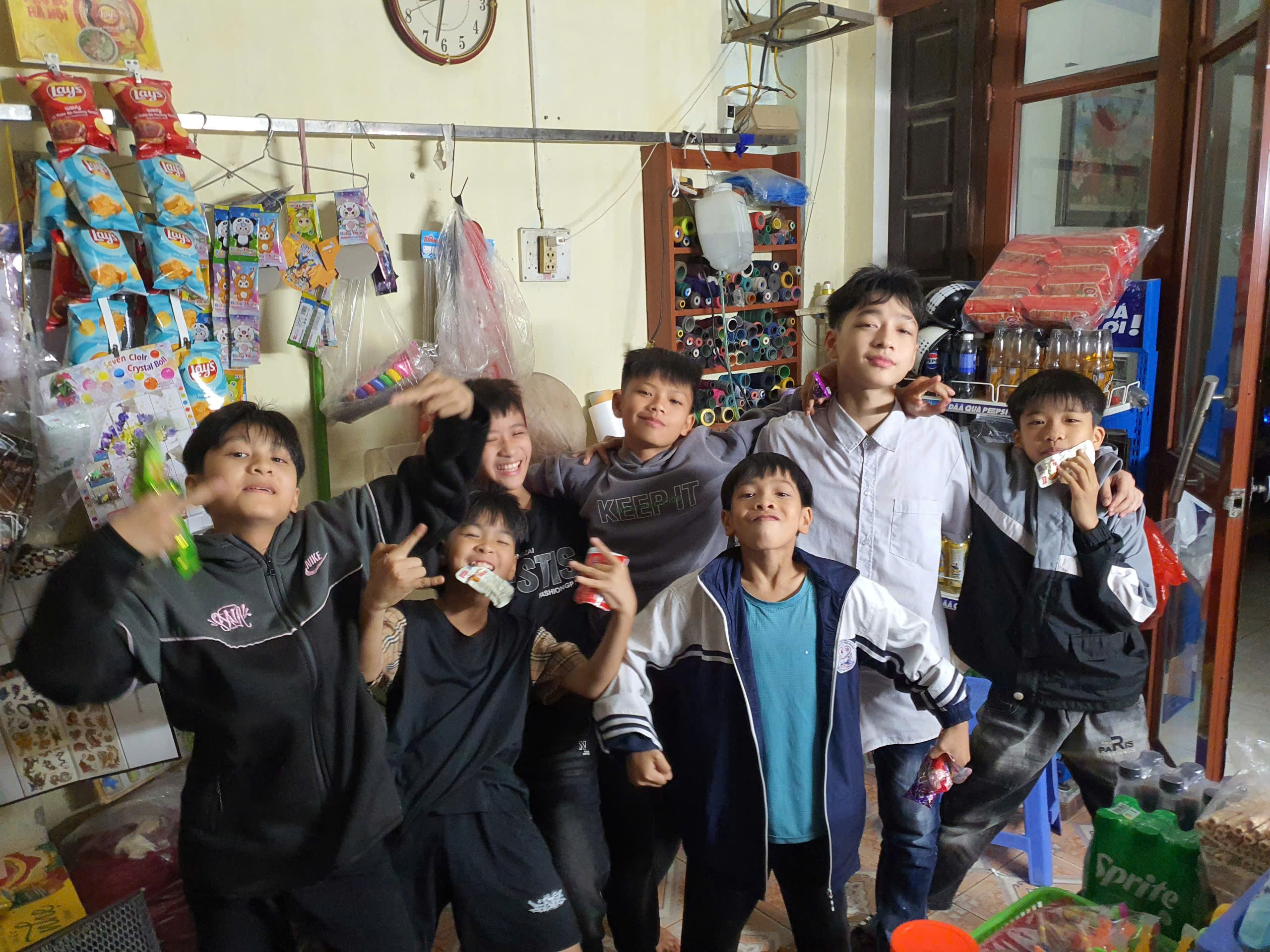 Bên trong cửa hàng